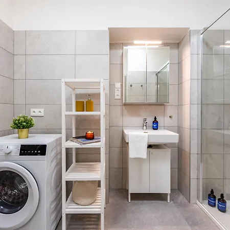Days - One Bedroom With Balcony, Tv And Netflix Apartamento